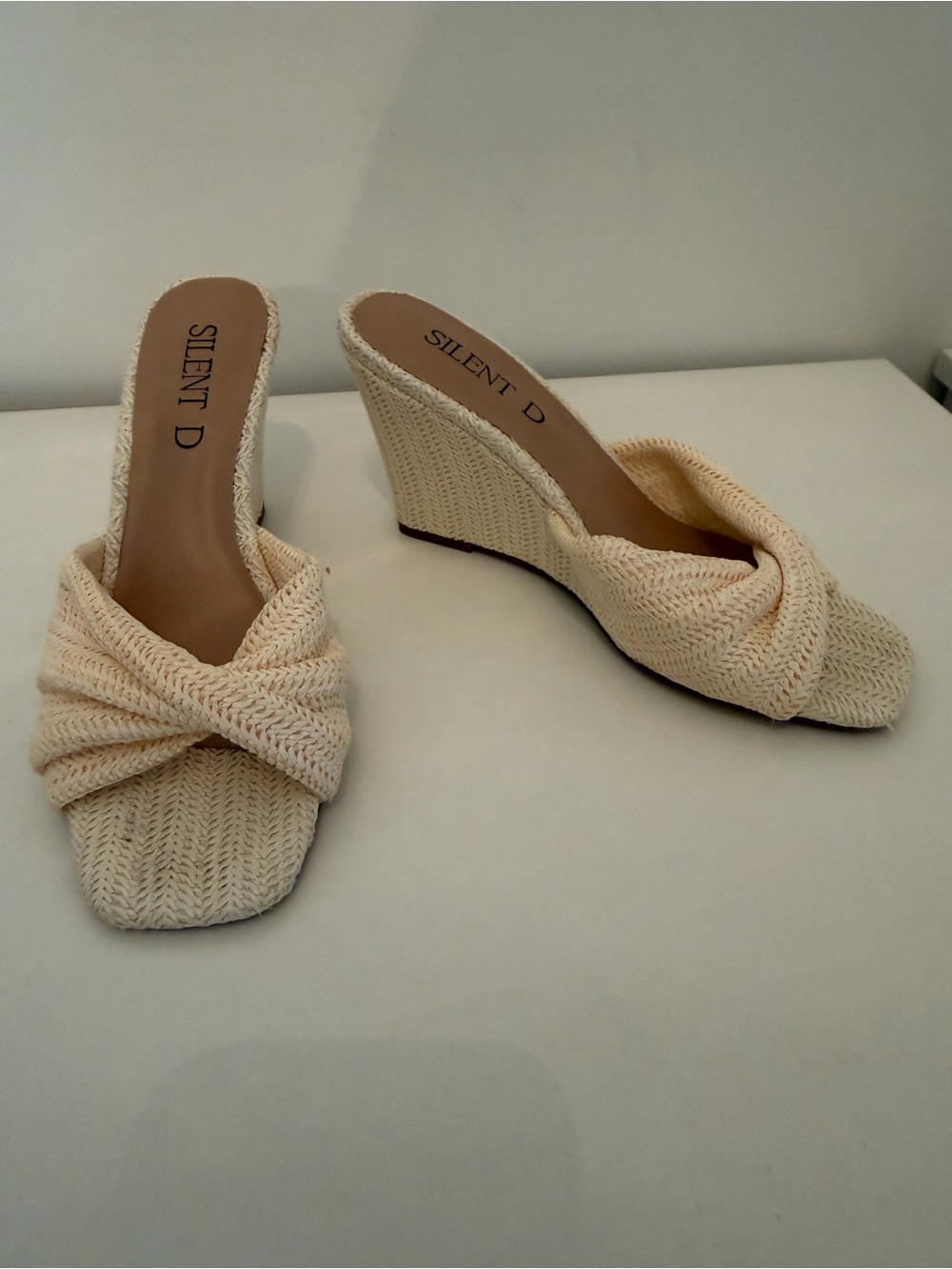 Silent D Katie wedge in cream